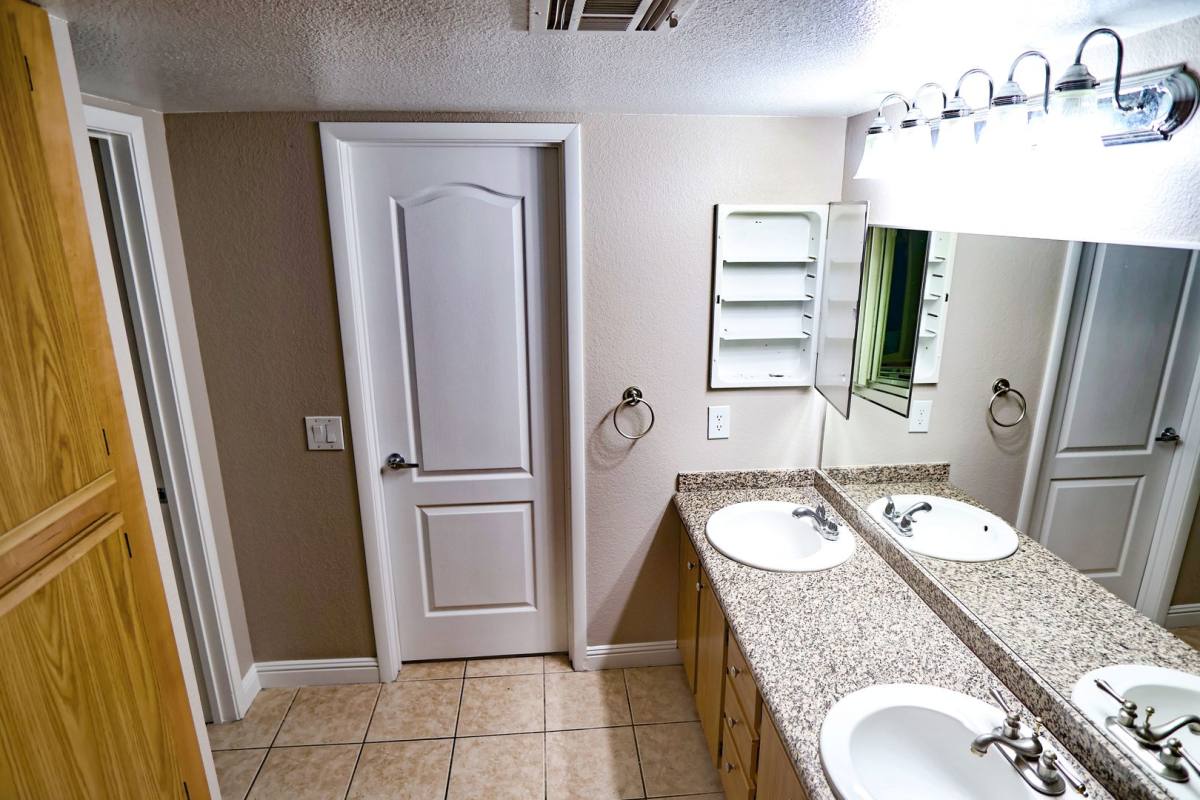 Condo for rent at 5055 W Hacienda Ave, Las Vegas, NV 89118