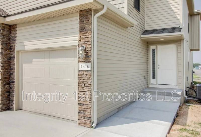 Townhouse for rent at 10501 Clubhouse Dr, Kansas City, KS 66109
