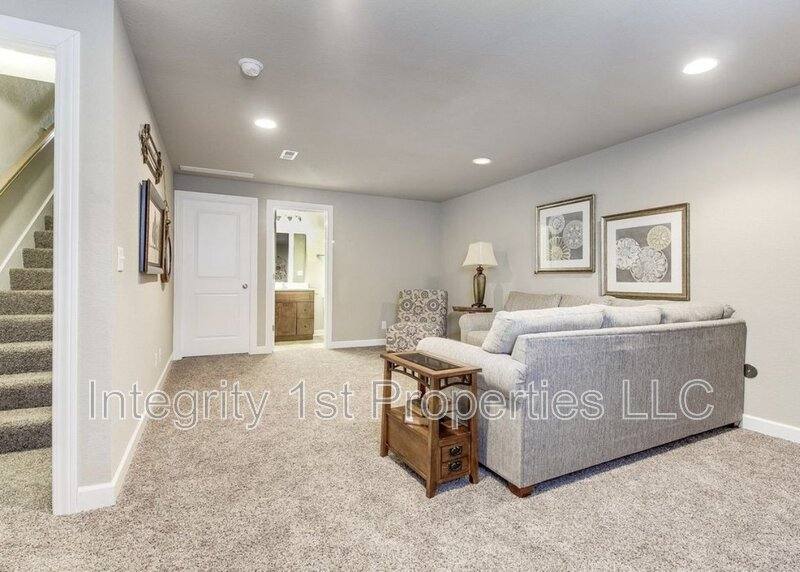 Townhouse for rent at 10501 Clubhouse Dr, Kansas City, KS 66109