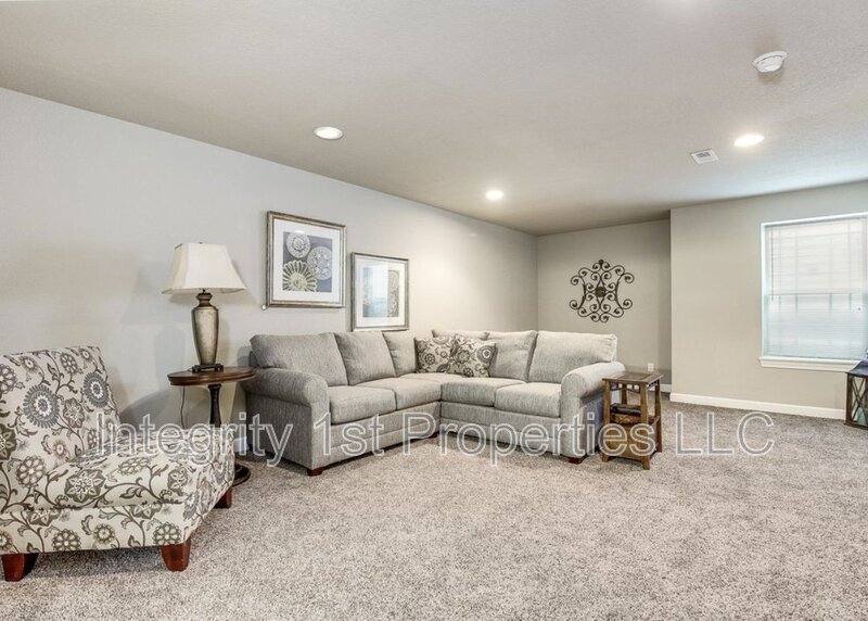 Townhouse for rent at 10501 Clubhouse Dr, Kansas City, KS 66109