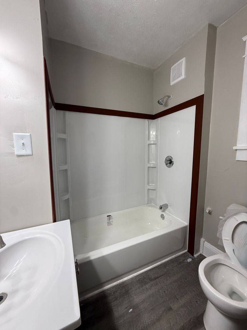 House for rent at 1568 W Franklin St #1, Elkhart, IN 46516