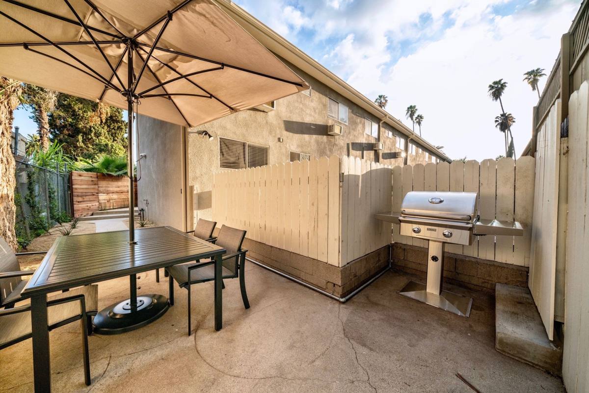 Apartment for rent at 570 Los Robles Ave, Pasadena, CA 91101