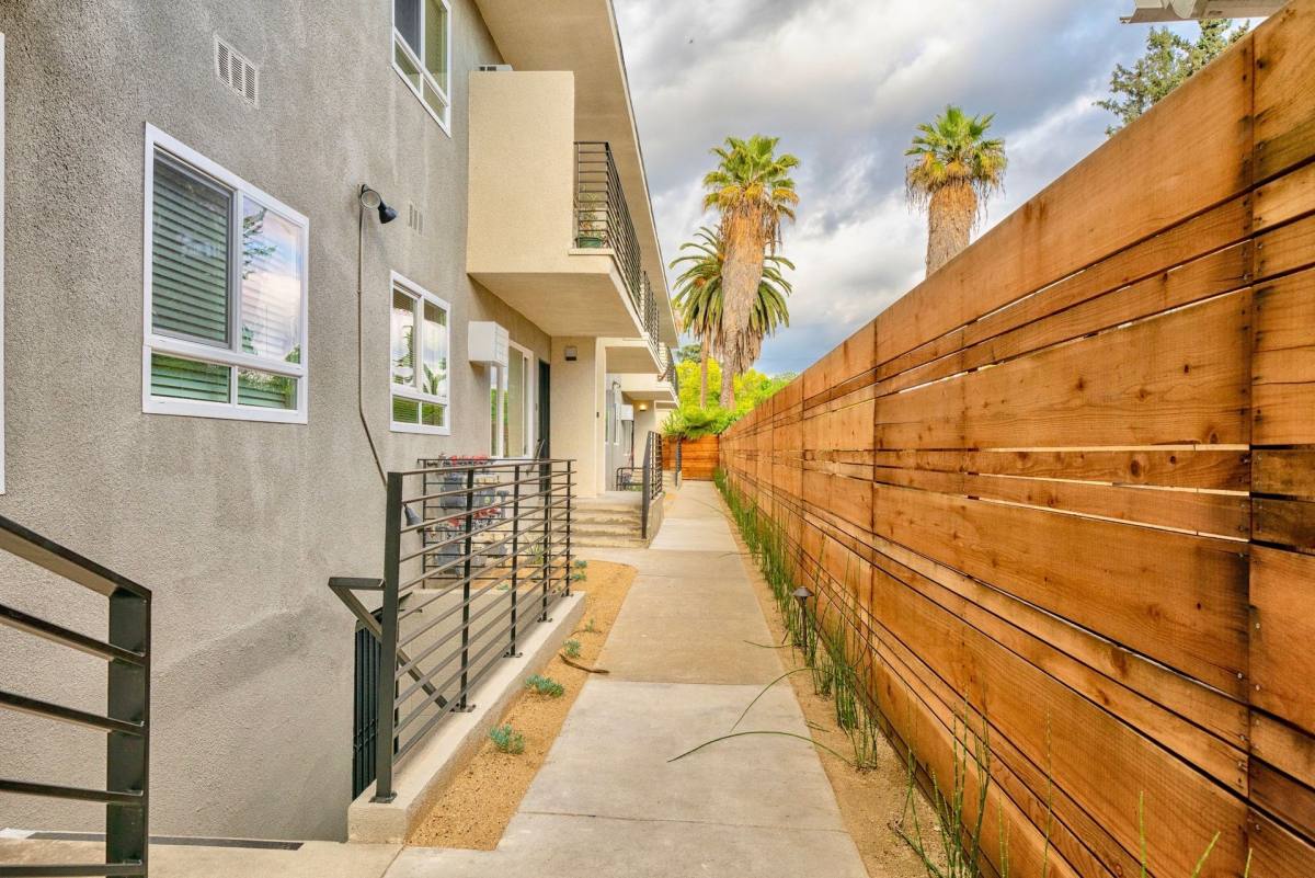 Apartment for rent at 570 Los Robles Ave, Pasadena, CA 91101