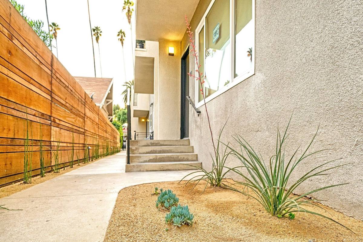 Apartment for rent at 570 Los Robles Ave, Pasadena, CA 91101