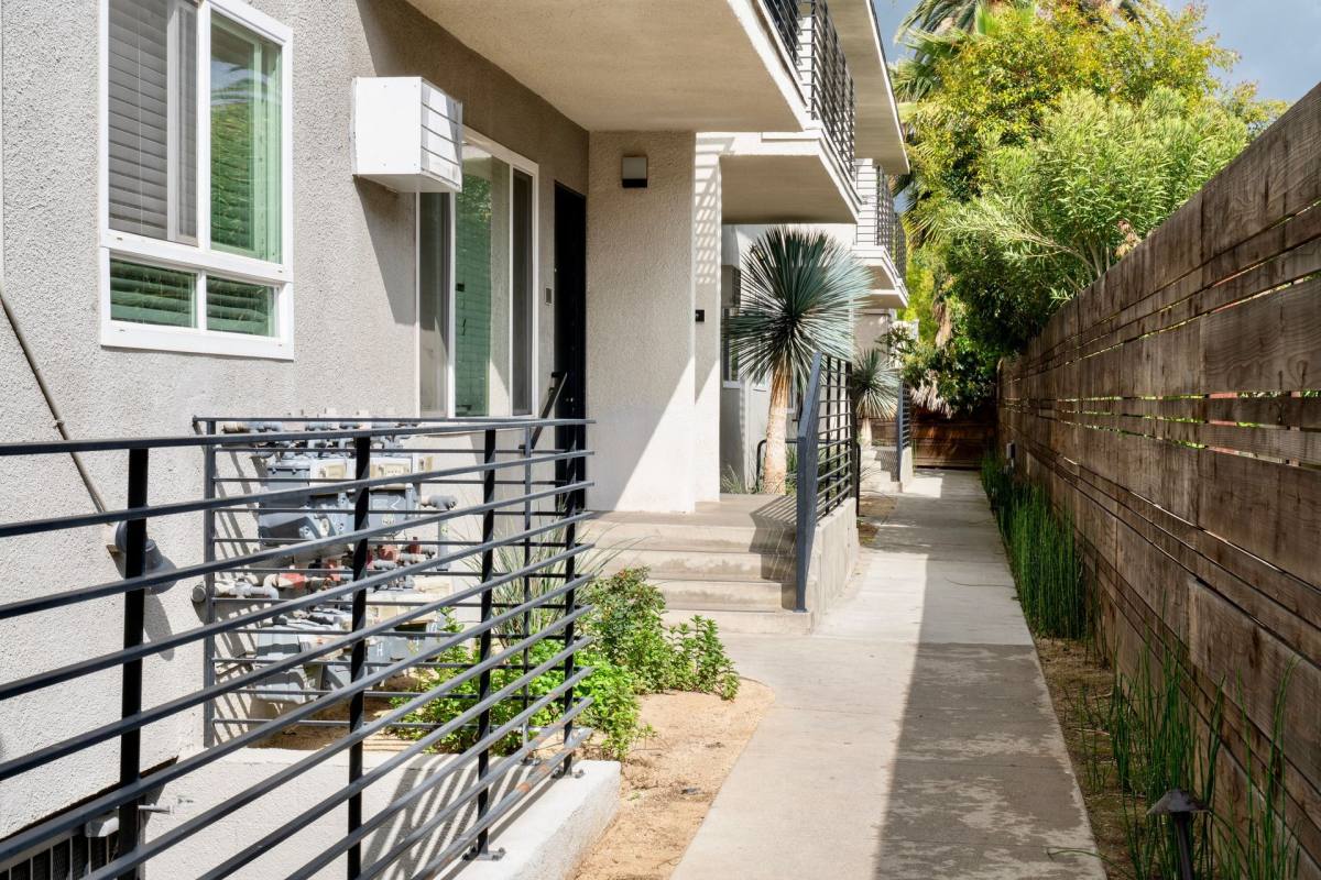 Apartment for rent at 570 Los Robles Ave, Pasadena, CA 91101
