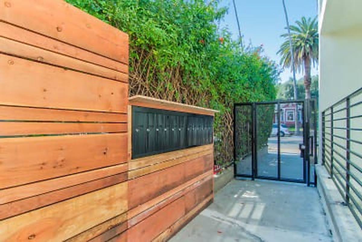 Apartment for rent at 570 Los Robles Ave, Pasadena, CA 91101