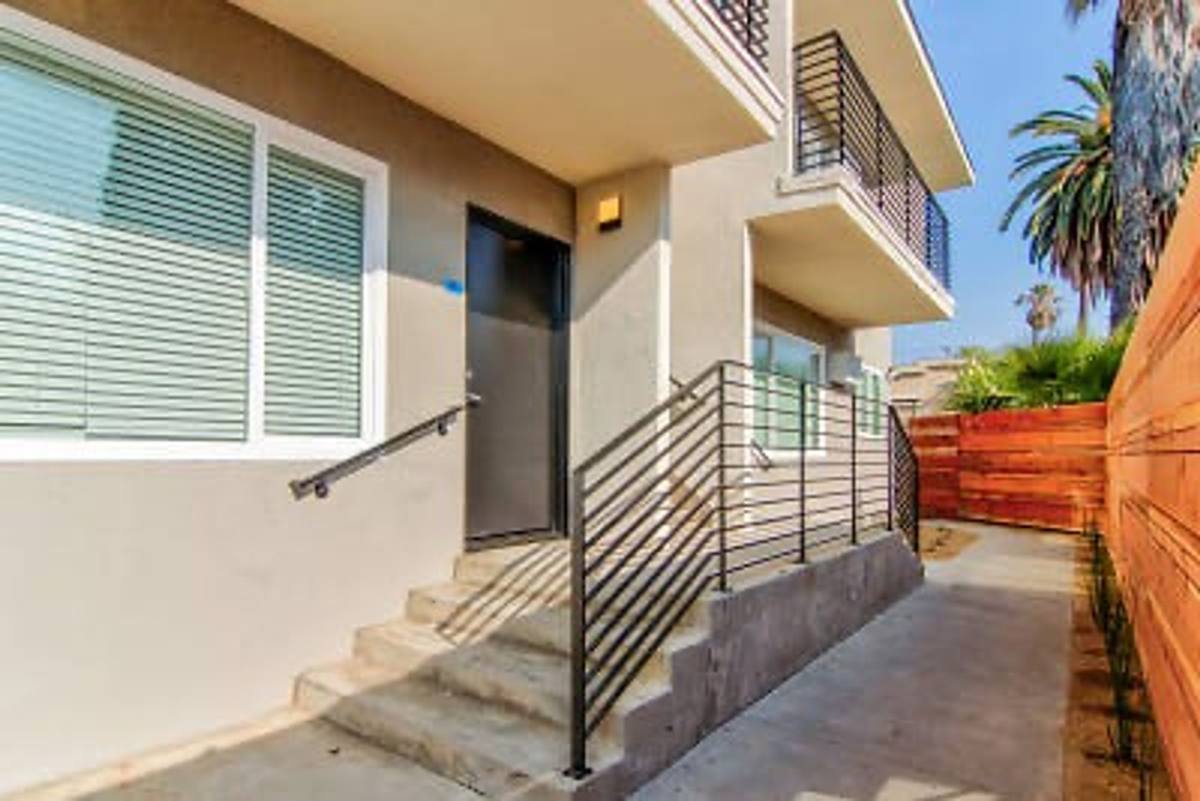Apartment for rent at 570 Los Robles Ave, Pasadena, CA 91101