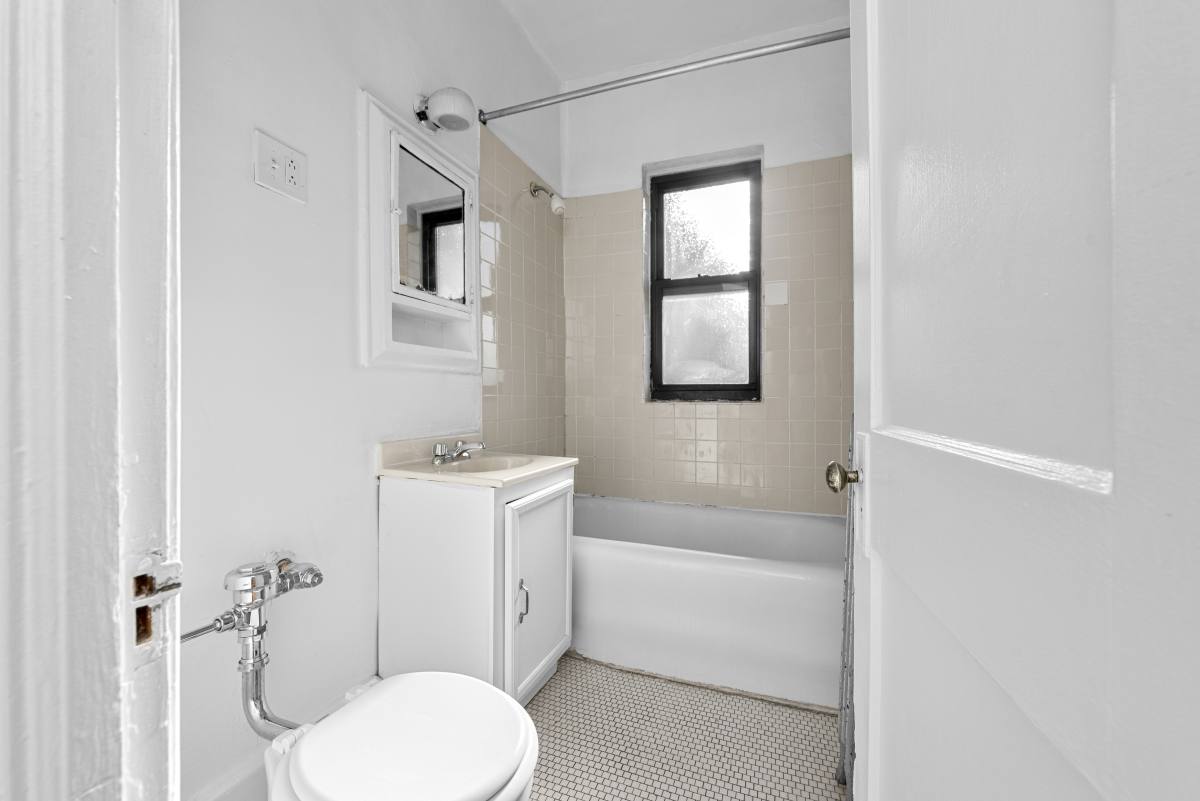 Apartment for rent at 4614 N Paulina St #106, Chicago, IL 60640