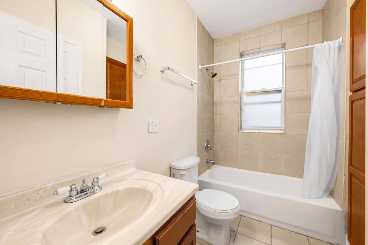 Apartment for rent at 4934 S King Dr, Chicago, IL 60615