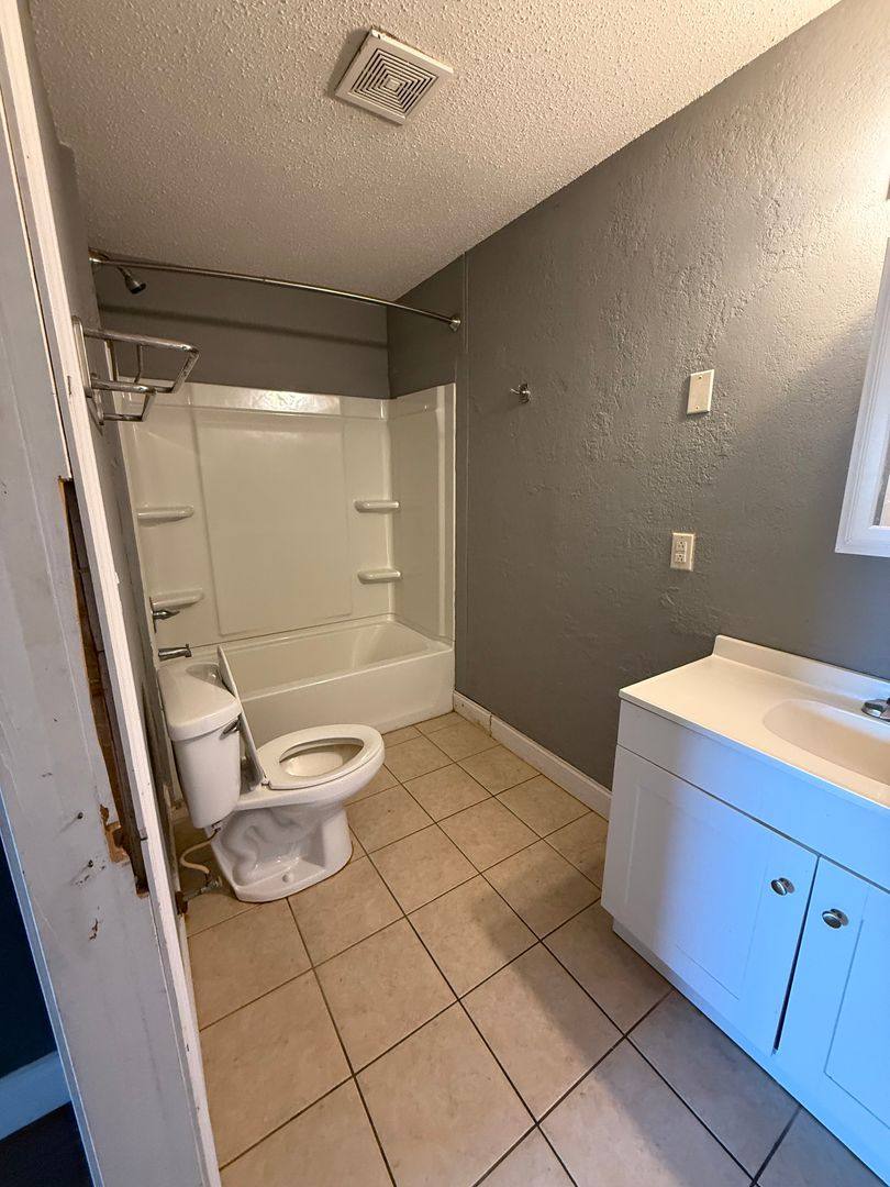 Apartment for rent at 115 E Valley View Dr, Canton, IL 61520