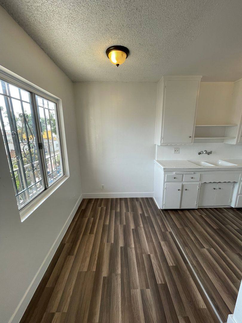Apartment for rent at 916 W 84th St, Los Angeles, CA 90044