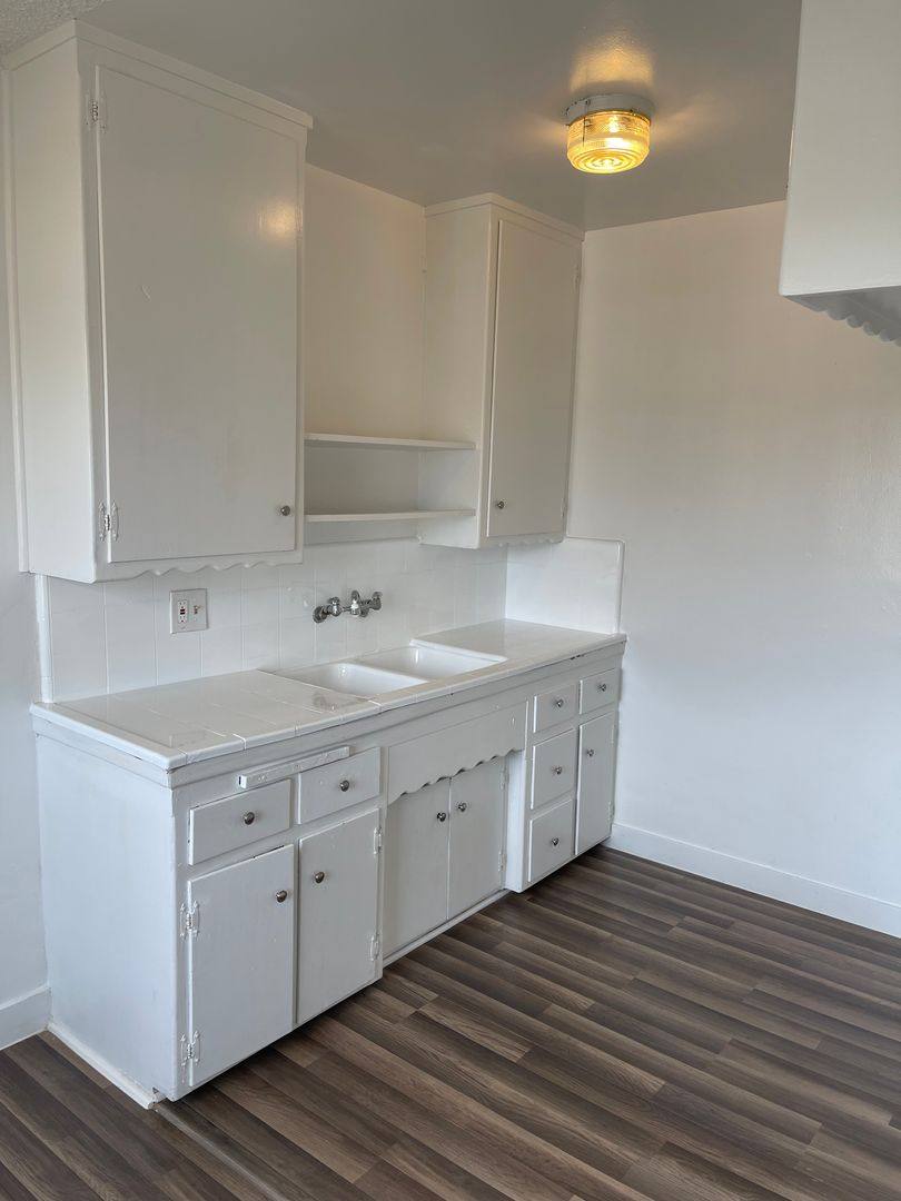 Apartment for rent at 916 W 84th St, Los Angeles, CA 90044