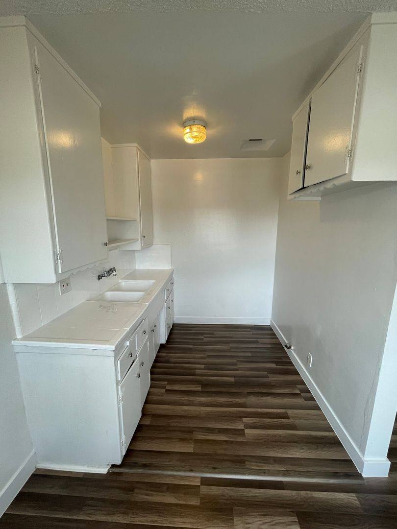 Apartment for rent at 916 W 84th St, Los Angeles, CA 90044