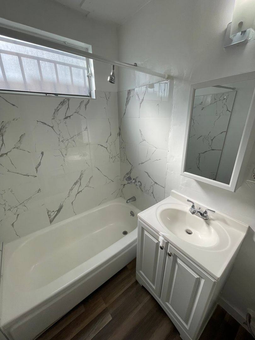 Apartment for rent at 916 W 84th St, Los Angeles, CA 90044