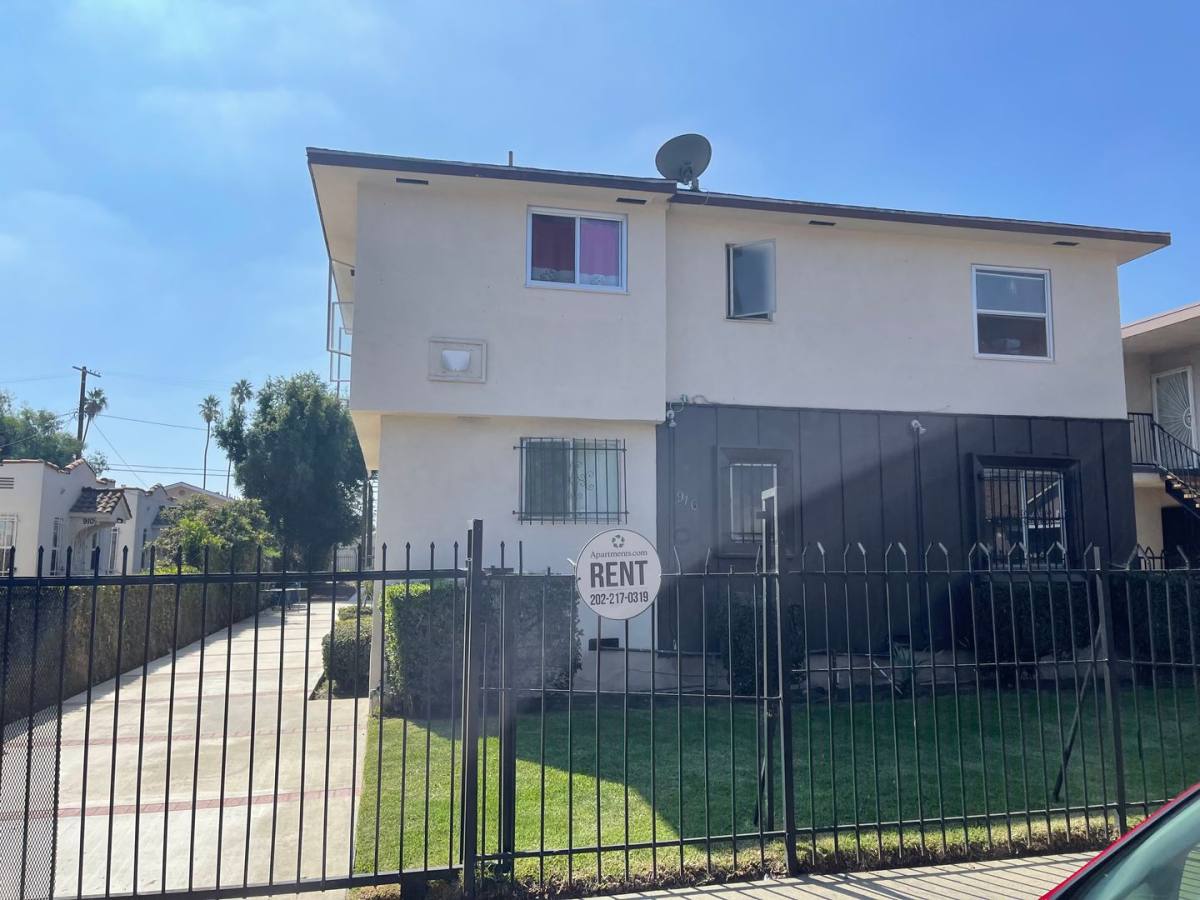 Apartment for rent at 916 W 84th St, Los Angeles, CA 90044