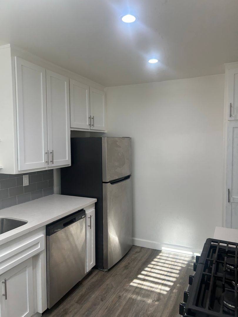 Apartment for rent at 1060 S Sherbourne Dr, Los Angeles, CA 90035