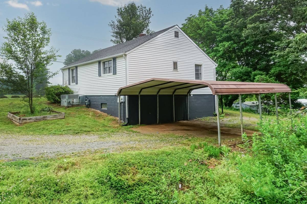 House for rent at 4042 S Church St, Burlington, NC 27215