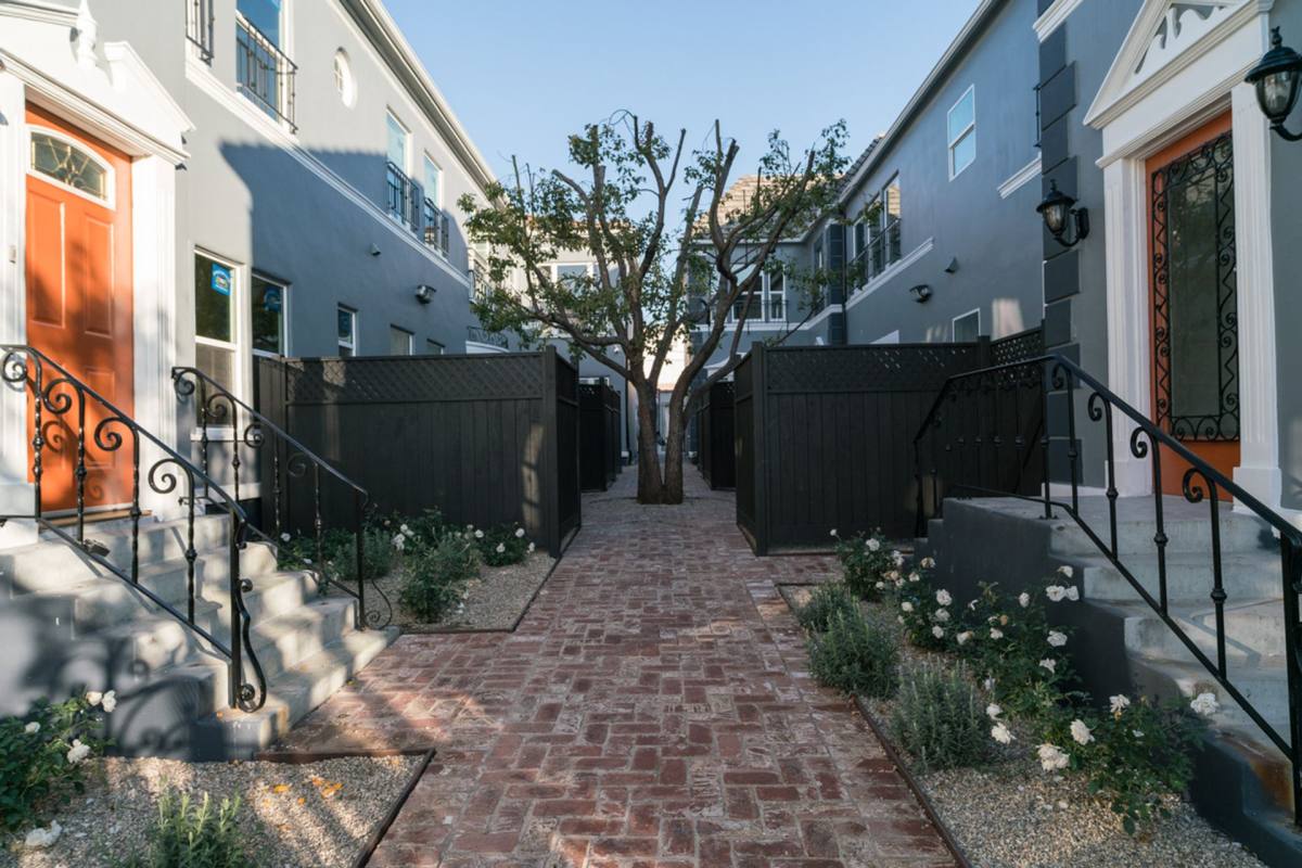 Apartment for rent at 320 - 326 N New Hampshire Ave, Los Angeles, CA 90004