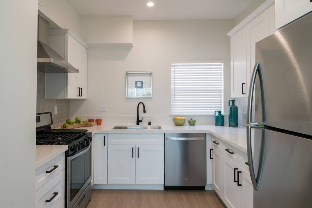 Apartment for rent at 320 - 326 N New Hampshire Ave, Los Angeles, CA 90004