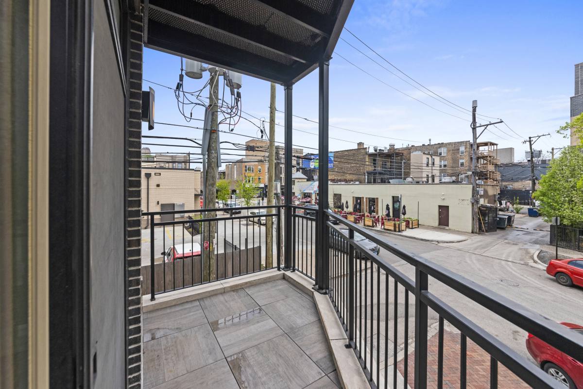 Apartment for rent at 1050 W Cornelia #203, Chicago, IL 60657