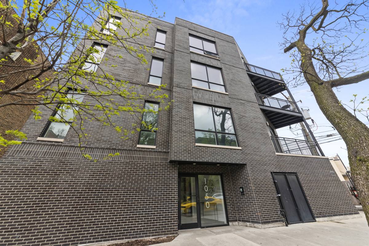 Apartment for rent at 1050 W Cornelia #203, Chicago, IL 60657