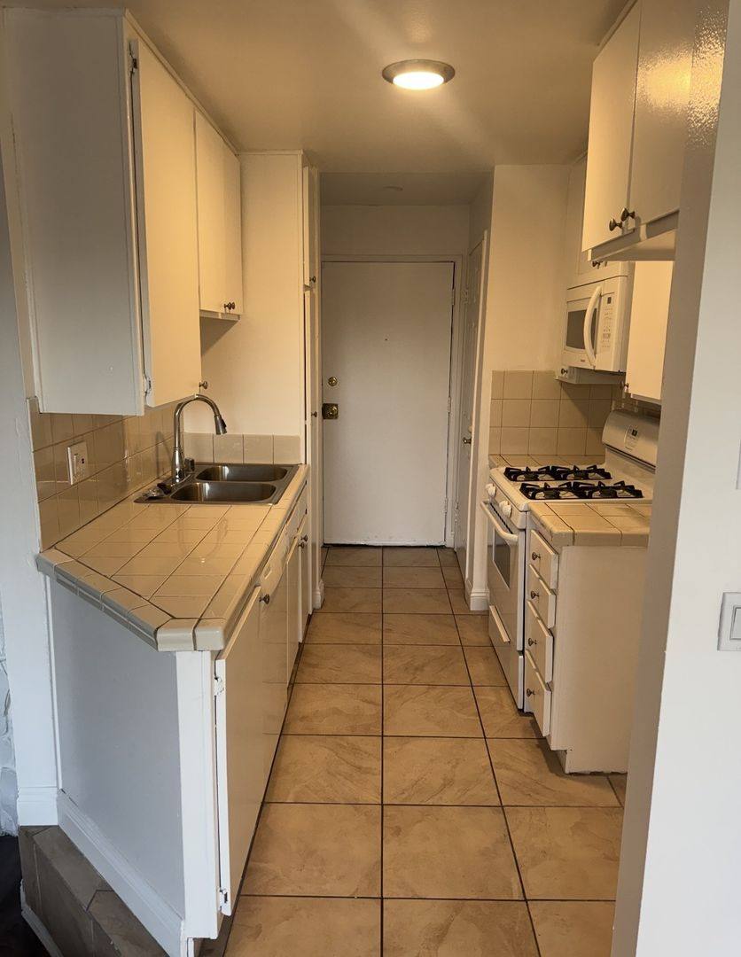 Apartment for rent at 18630 Burbank Blvd, Tarzana, CA 91356