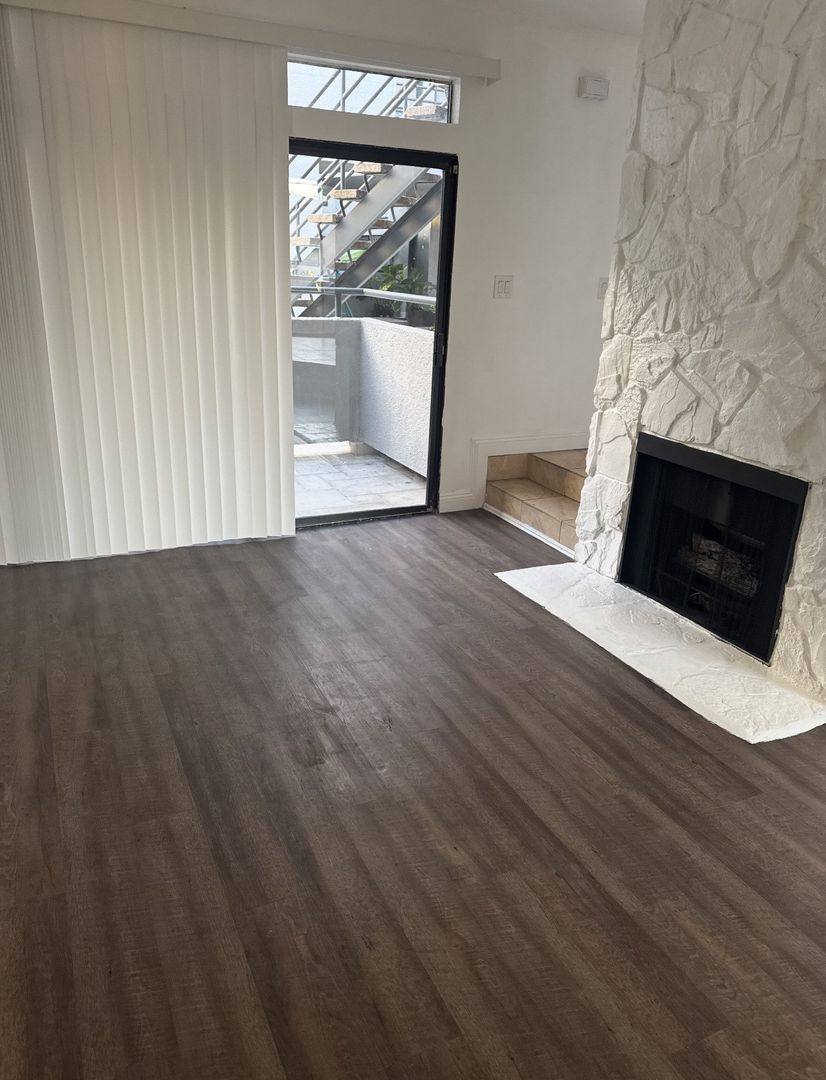 Apartment for rent at 18630 Burbank Blvd, Tarzana, CA 91356