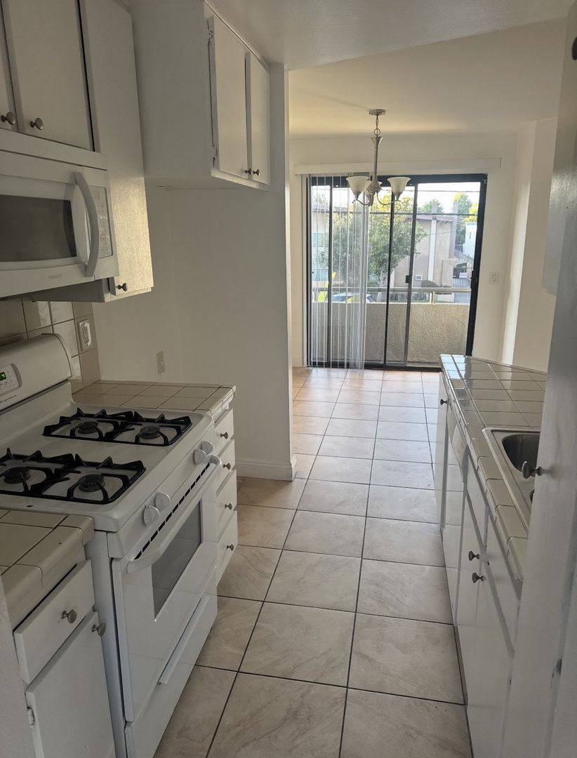 Apartment for rent at 18630 Burbank Blvd, Tarzana, CA 91356