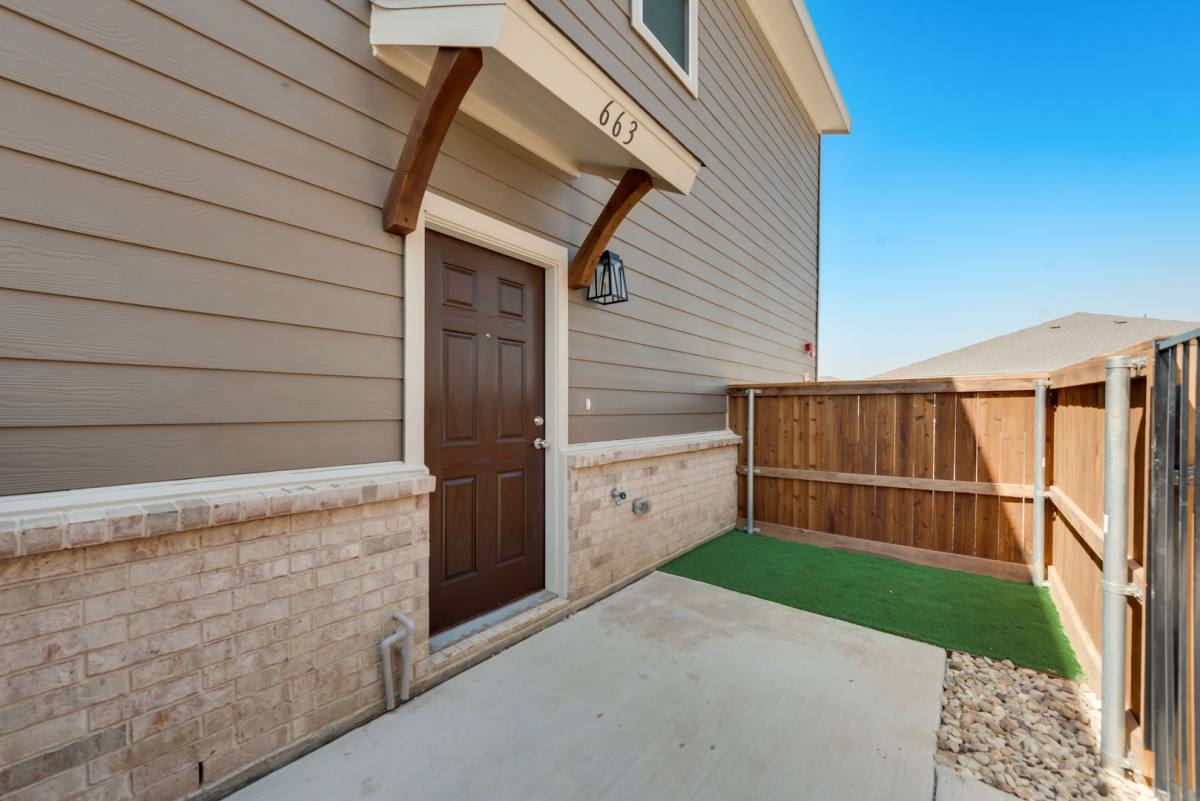 Townhouse for rent at 663 Wheatfield Dr, Venus, TX 76084