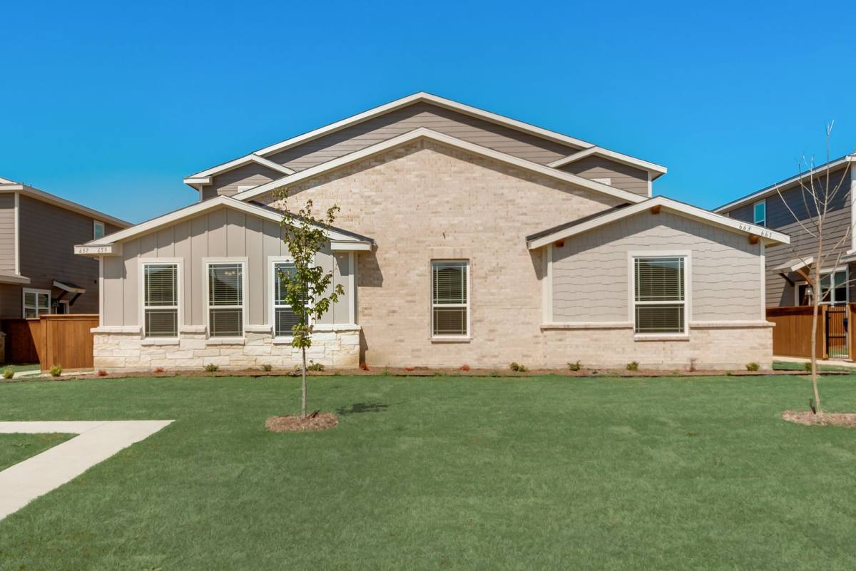 Townhouse for rent at 663 Wheatfield Dr, Venus, TX 76084