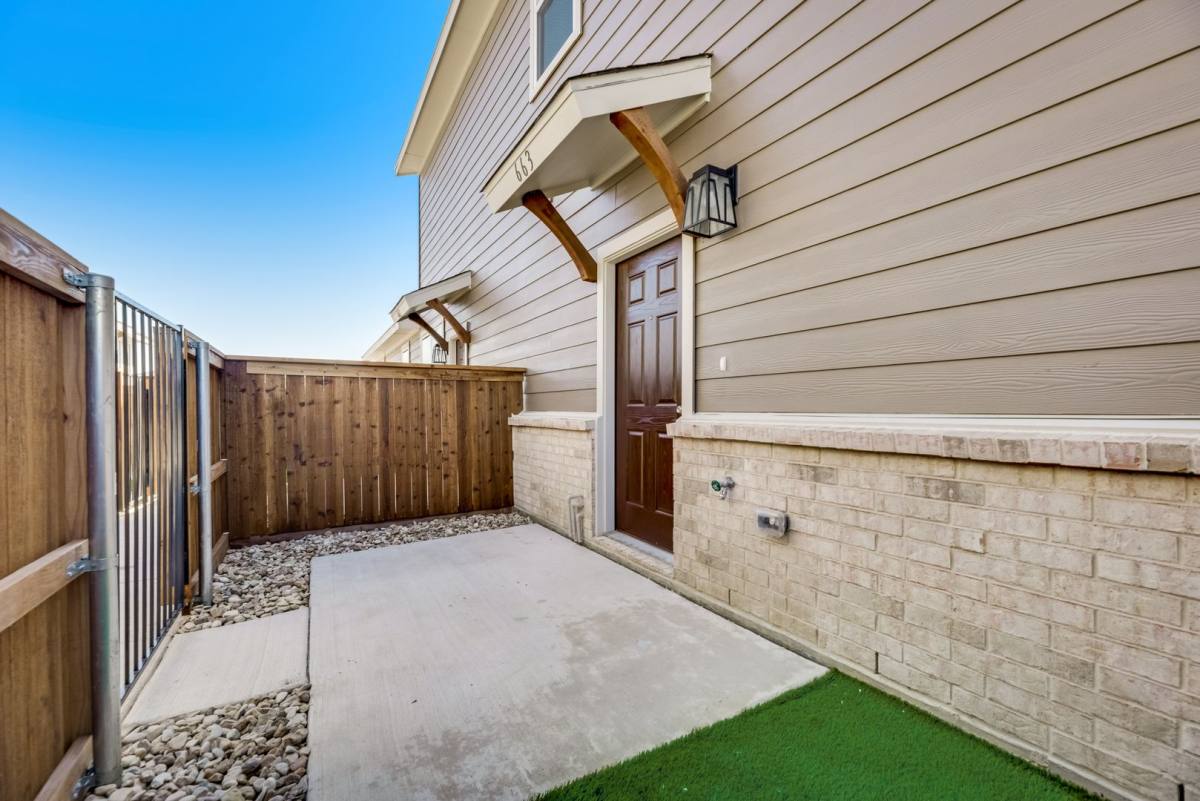 Townhouse for rent at 663 Wheatfield Dr, Venus, TX 76084