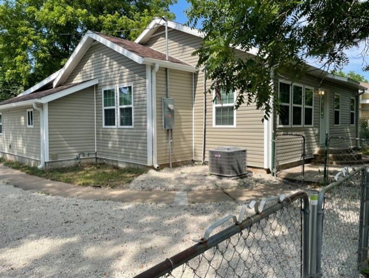 House for rent at 212 W Blaze Rd, Mount Vernon, MO 65712