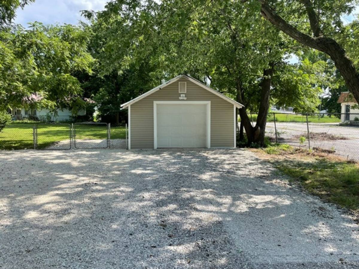 House for rent at 212 W Blaze Rd, Mount Vernon, MO 65712