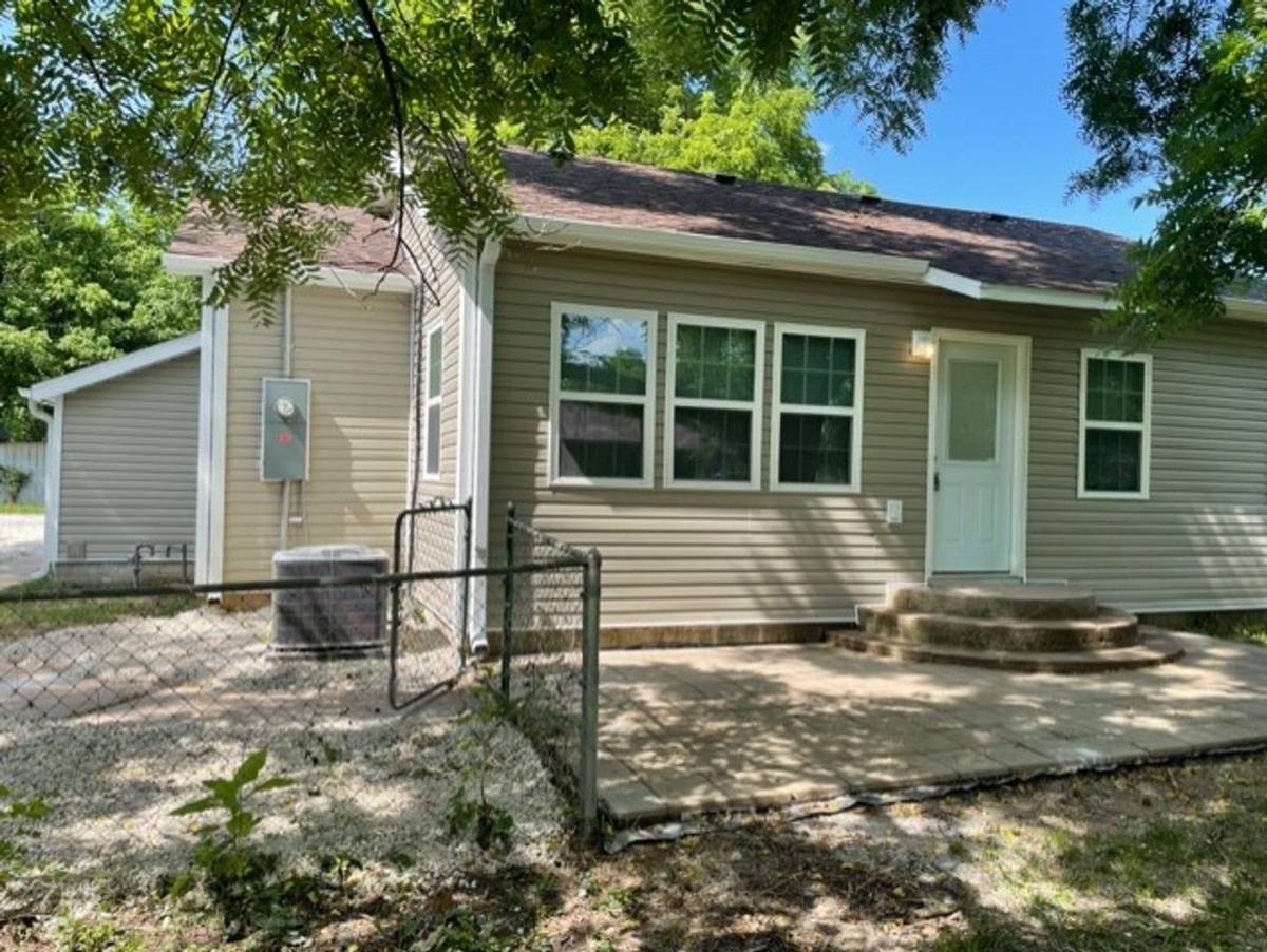 House for rent at 212 W Blaze Rd, Mount Vernon, MO 65712