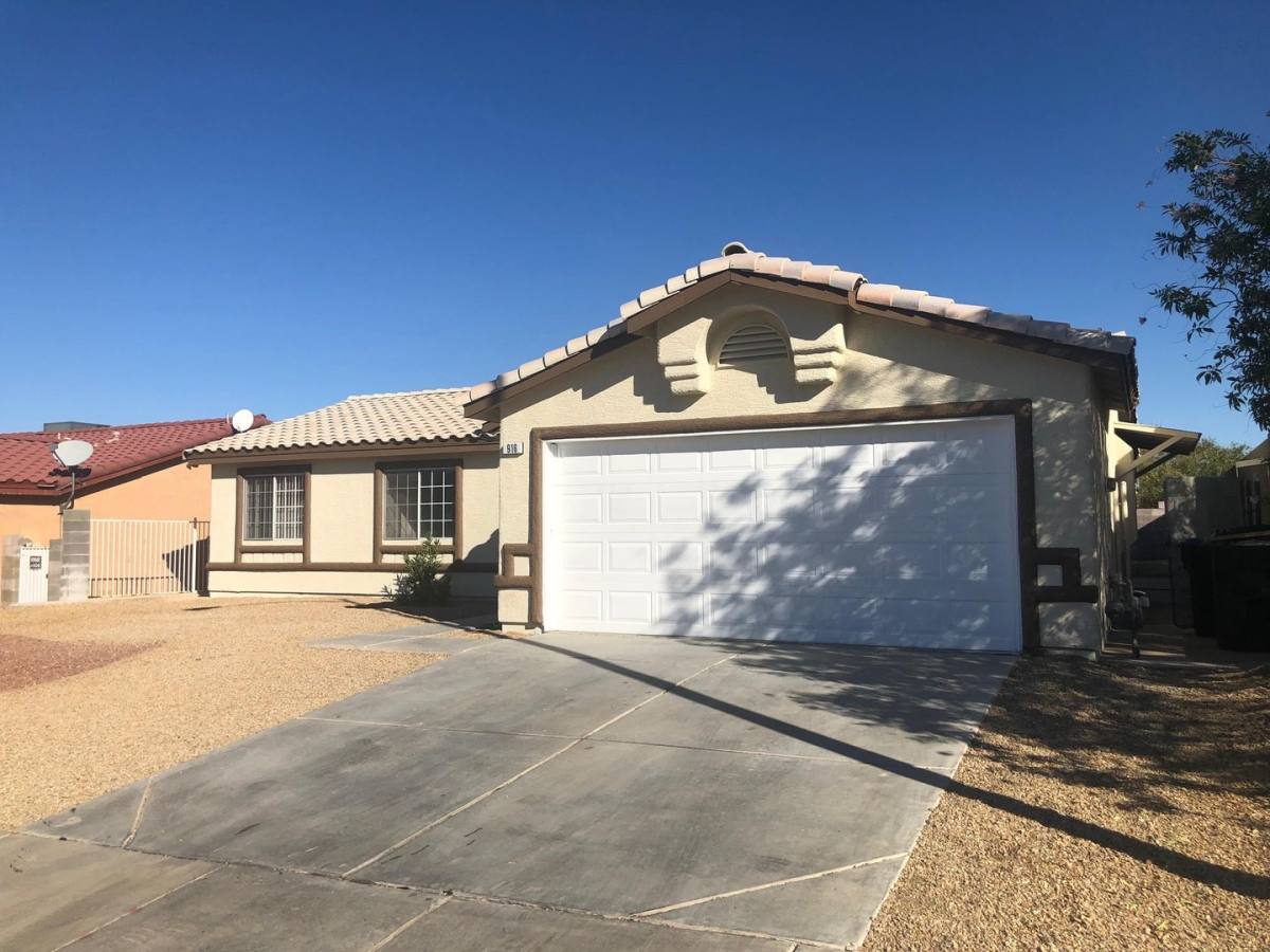 House for rent at 916 Clubview Dr, Henderson, NV 89015