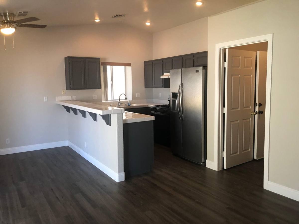 House for rent at 916 Clubview Dr, Henderson, NV 89015