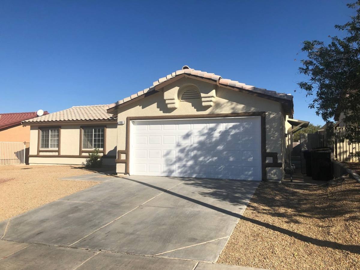 House for rent at 916 Clubview Dr, Henderson, NV 89015