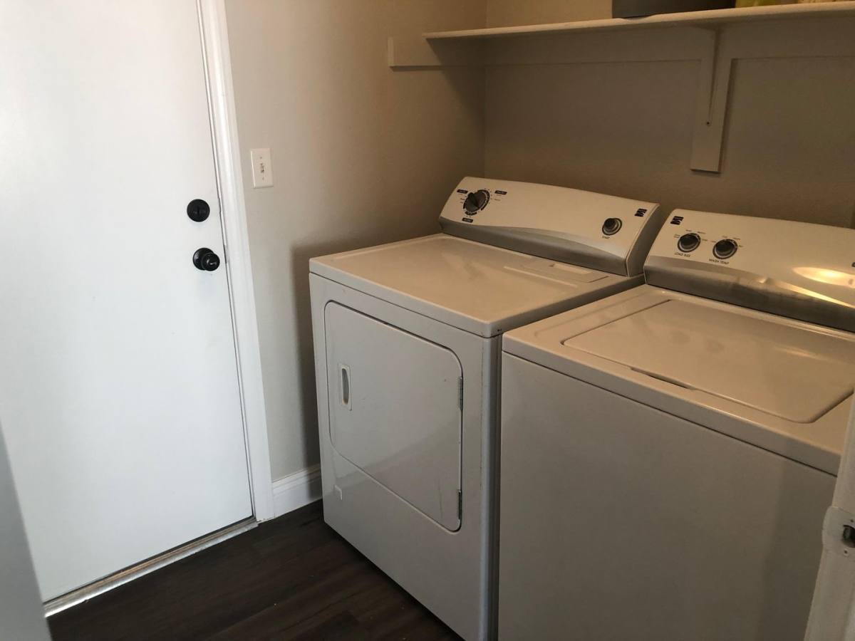 House for rent at 916 Clubview Dr, Henderson, NV 89015