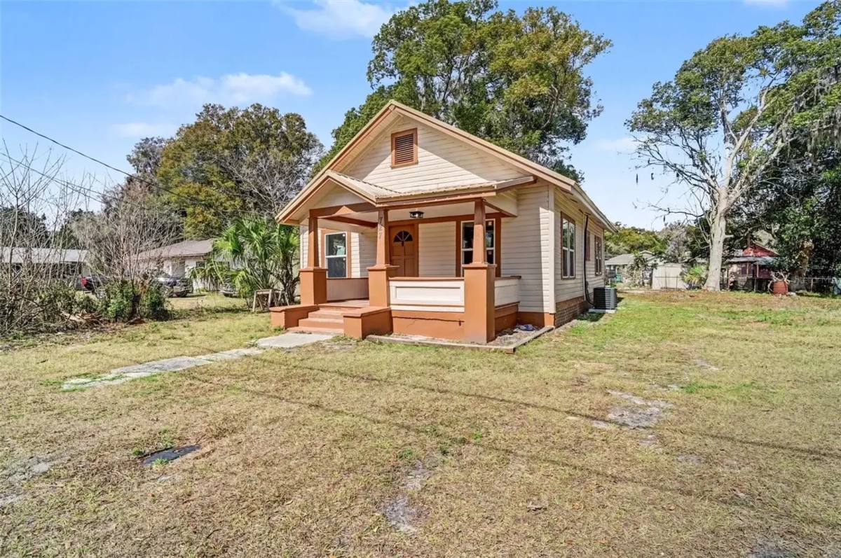 House for rent at 727 Wood St, Deland, FL 32724