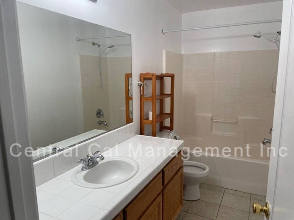 House for rent at 11902 Cedar Bluff Ave, Bakersfield, CA 93312