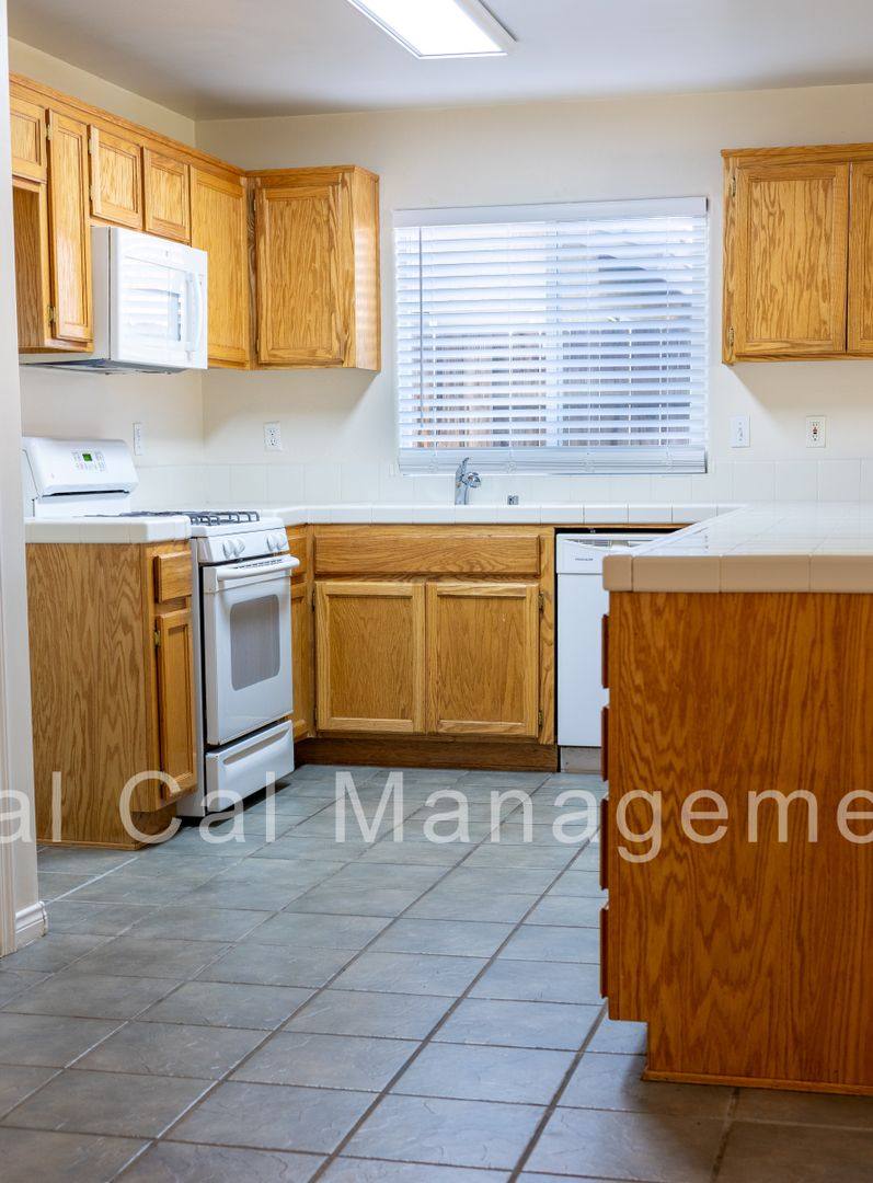 House for rent at 11902 Cedar Bluff Ave, Bakersfield, CA 93312