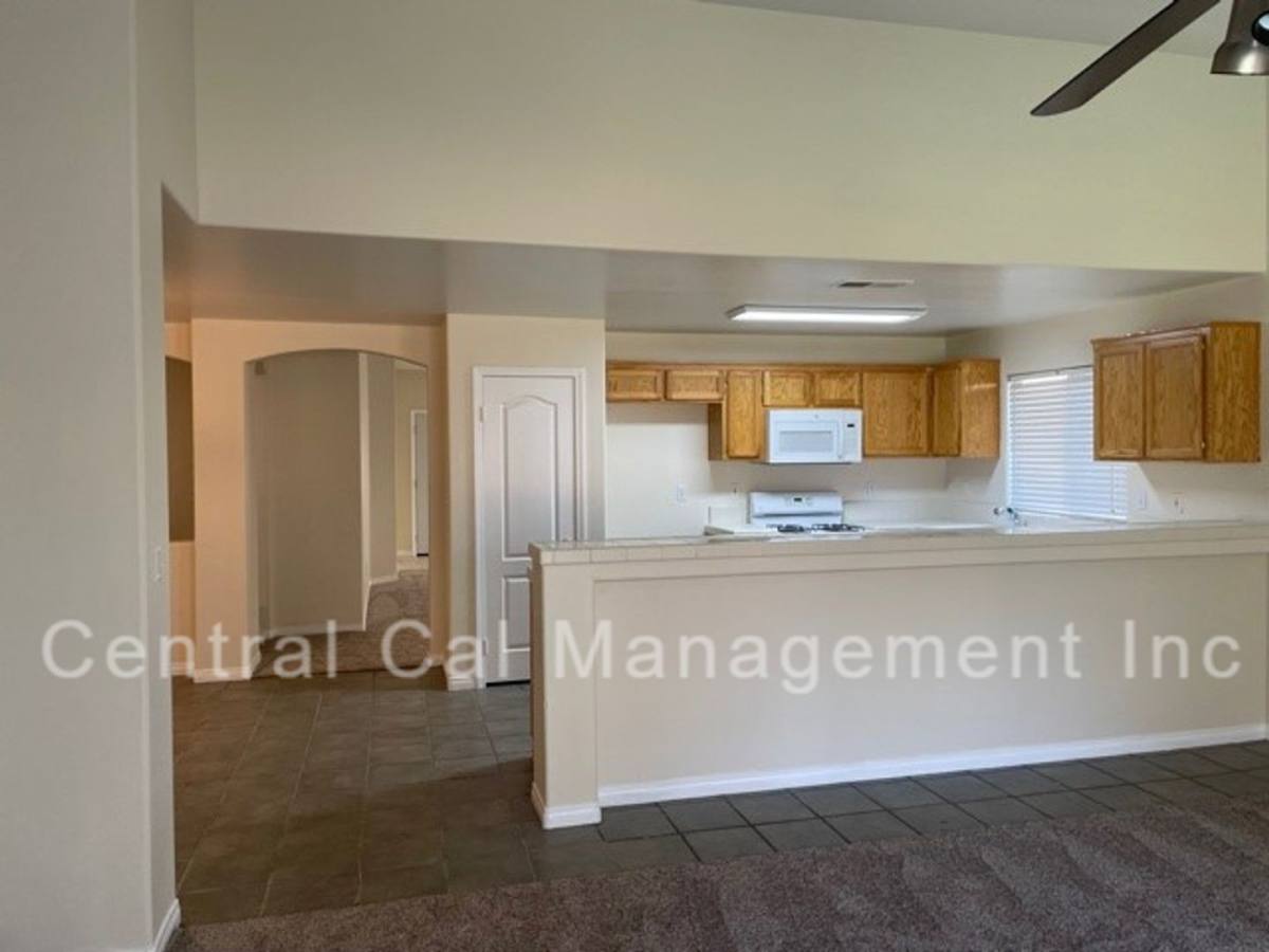 House for rent at 11902 Cedar Bluff Ave, Bakersfield, CA 93312