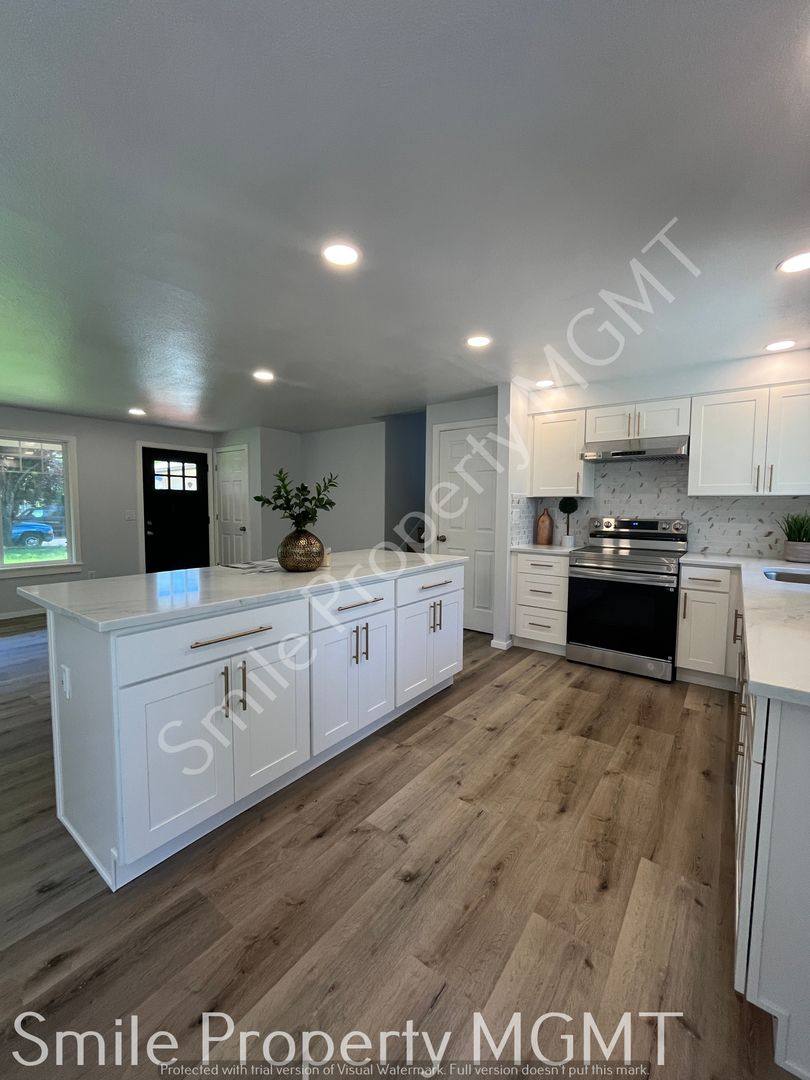 House for rent at 14915 SE Woodward St, Portland, OR 97236