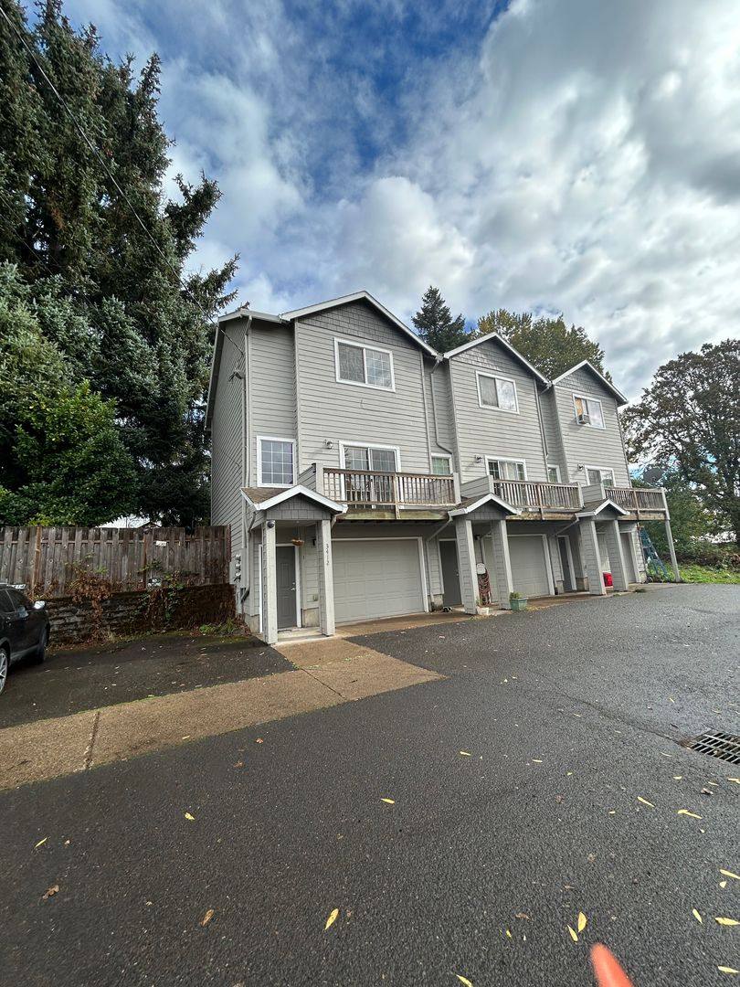 Townhouse for rent at 3412 SE Vineyard, Portland, OR 97267