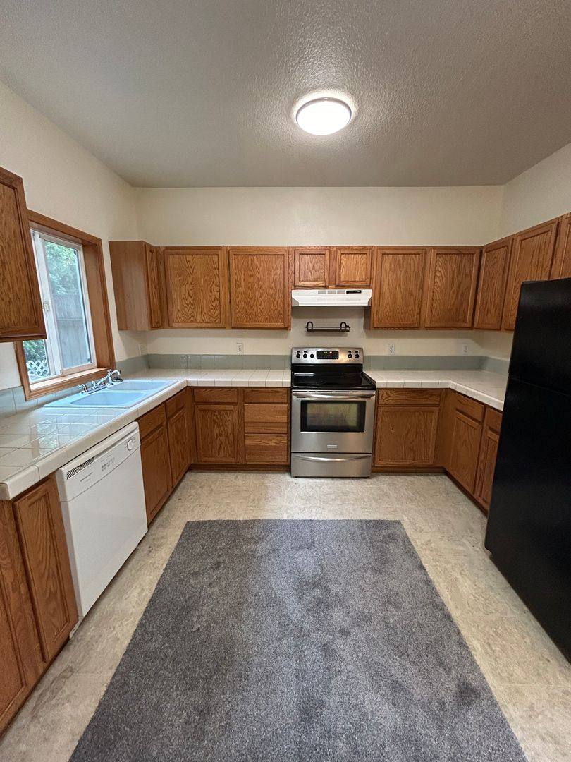 Townhouse for rent at 3412 SE Vineyard, Portland, OR 97267