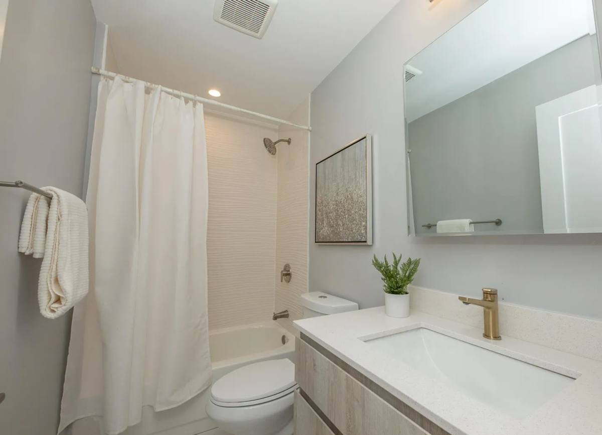Apartment for rent at 850-3B W Barry Ave, Chicago, IL 60657