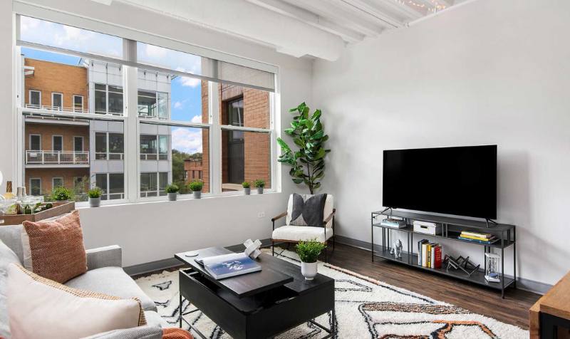 Apartment for rent at 940 W Dakin, Chicago, IL 60657