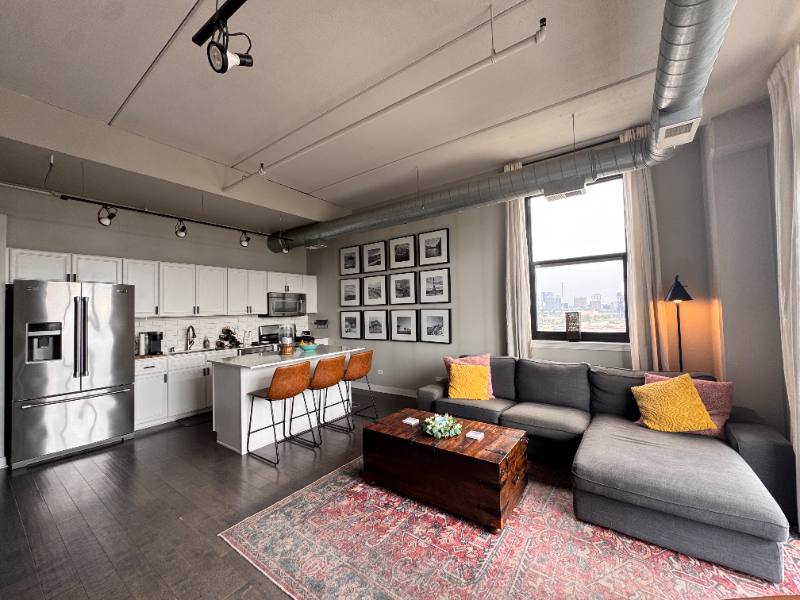 Apartment for rent at 811 W 15th Place #815, Chicago, IL 60608