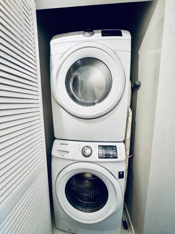 Apartment for rent at 811 W 15th Place #815, Chicago, IL 60608