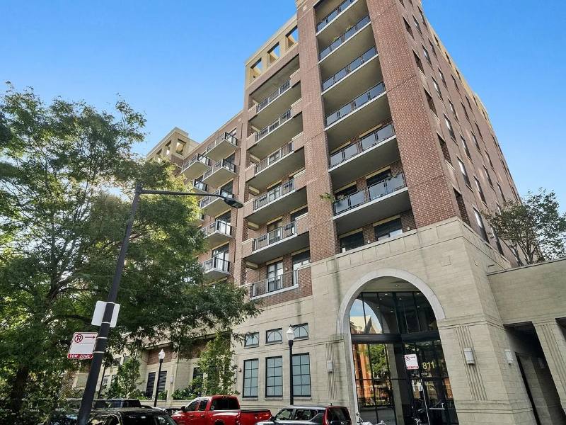 Apartment for rent at 811 W 15th Place #815, Chicago, IL 60608